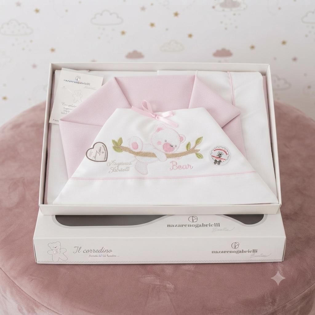 Set Lenzuola Culla Nazareno Gabrielli – Ricamo Orsetto Bear sul Ramo – Bianco e Rosa Pastello