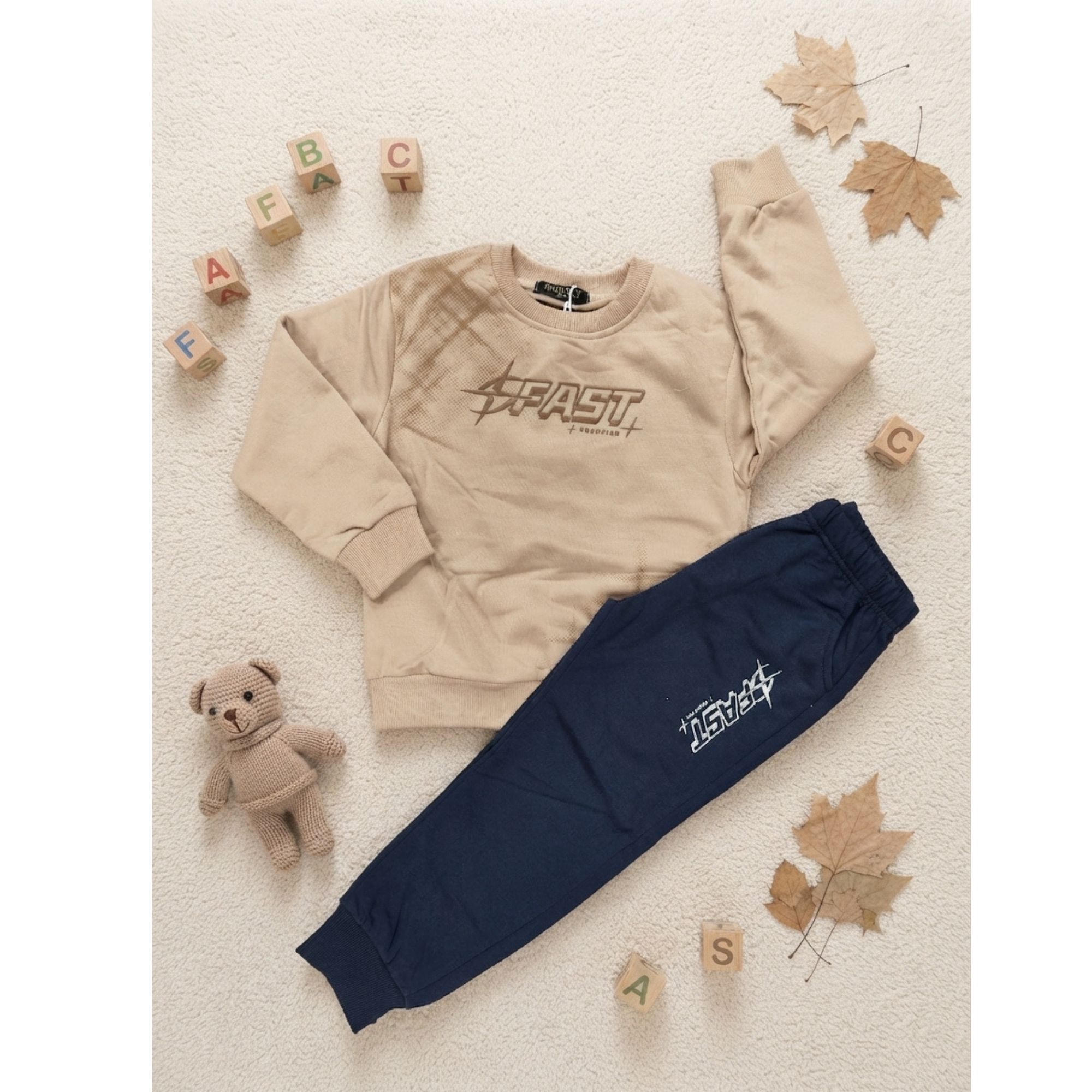 Tuta Bambino 2 Pezzi “FAST” – Felpa Beige Sabbia con Grafica Streetwear e Joggers Blu Notte