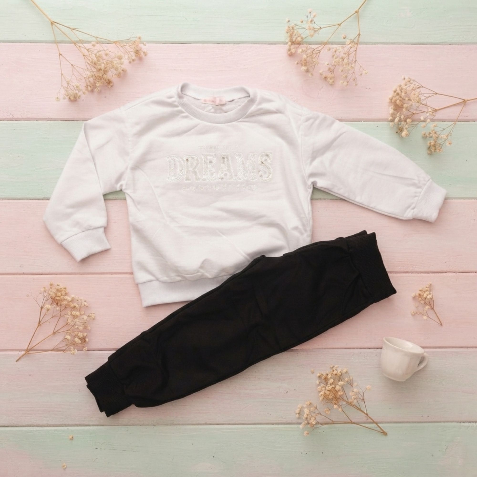 Tuta Bambina 2 Pezzi “DREAMS” – Felpa Bianca con Scritta Ricamata e Joggers Neri