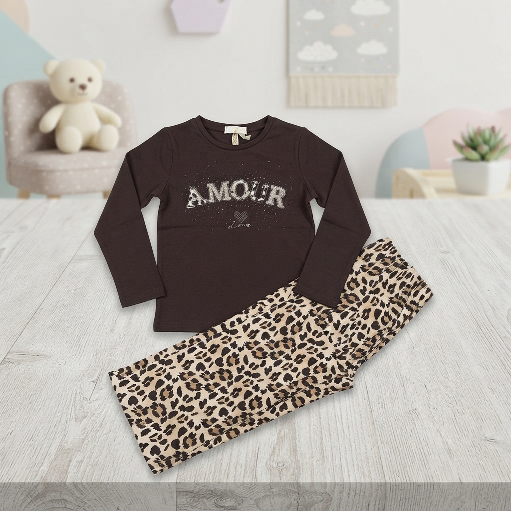 Completo Bambina Maglia Marrone Scuro con Scritta “AMOUR” e Pantaloni larghi Maculati